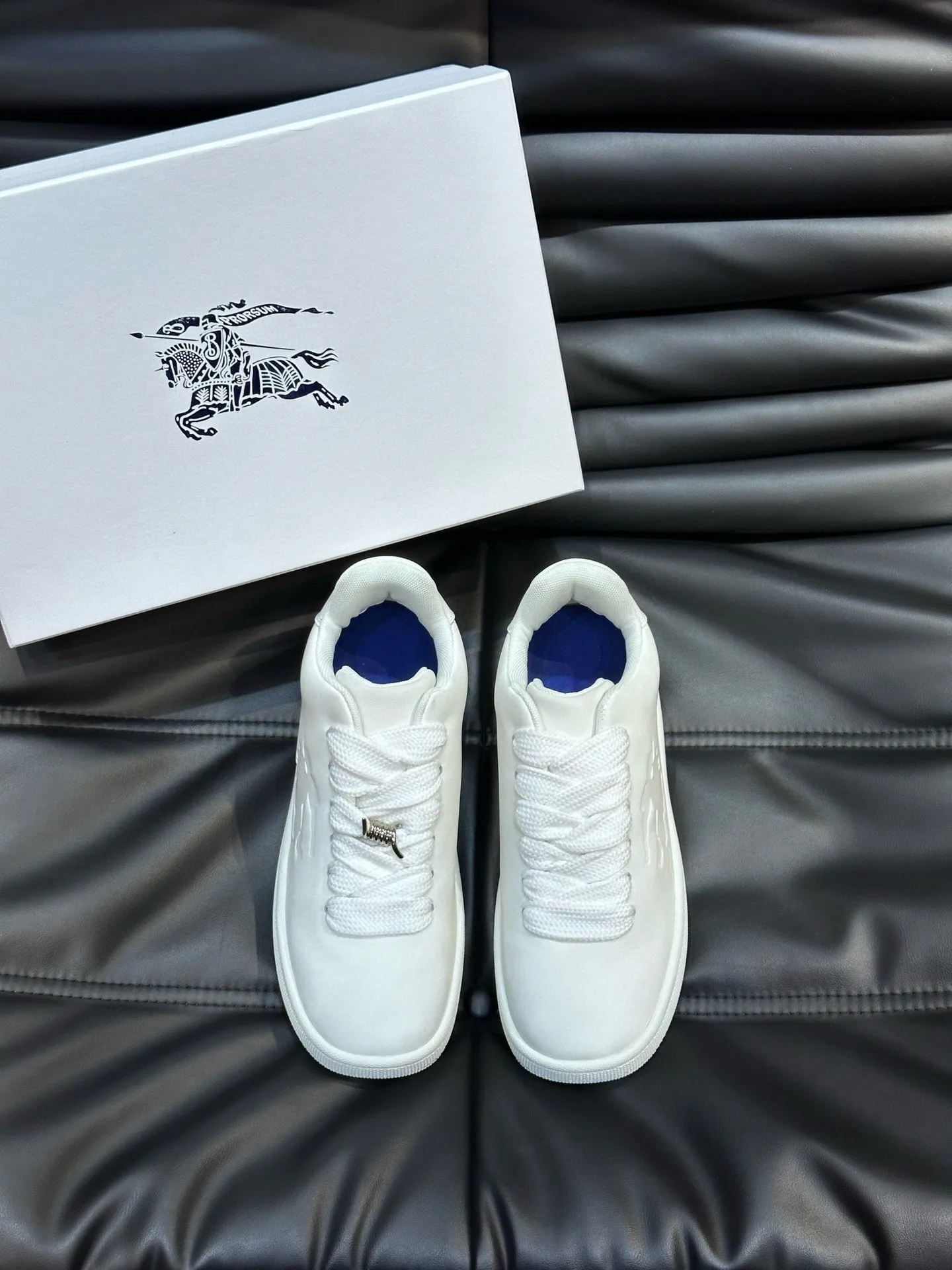 Factory price: 500💰Burberry Box series👫Thick-soled casual sports shoes for couples, cool sneakers and bread shoes, purchased and developed from the original version, the top version of the Box series sports shoes, made of original plaid/knitted fabric, embellished with embossed Equestrian Knight logo (EKD). Made of mesh lining, the laces are decorated with metal coils, the rubber sole is decorated with the Burberry letter logo, and the original molded 3.5CM two-color T men's shoe 💰U outsole! Code number: 35-45 (35-45 customized)